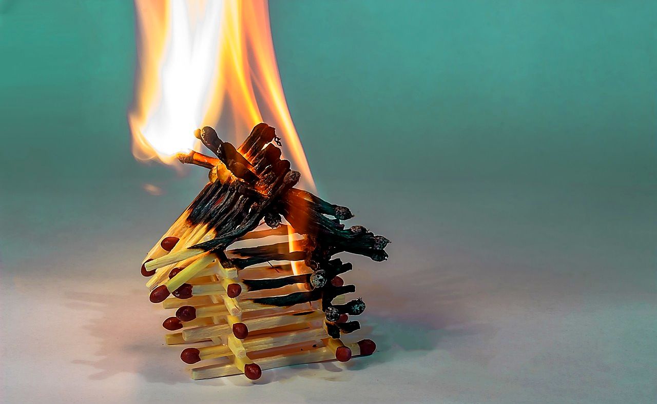 Tkanina trudnopalna – wszystko o trudnopalnych tkaninach i bezpieczeństwie Twoich mebli