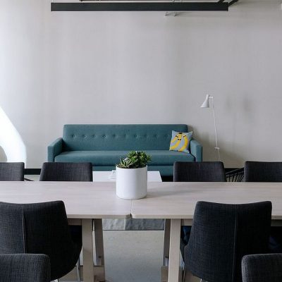 Tapicerka w biurze i miejscach publicznych — dlaczego najlepszym wyborem jest Persempra? … Czyli krótka historia o tym, jak przetrwać kawowe tsunami i klęski żywiołowe w open space’ach